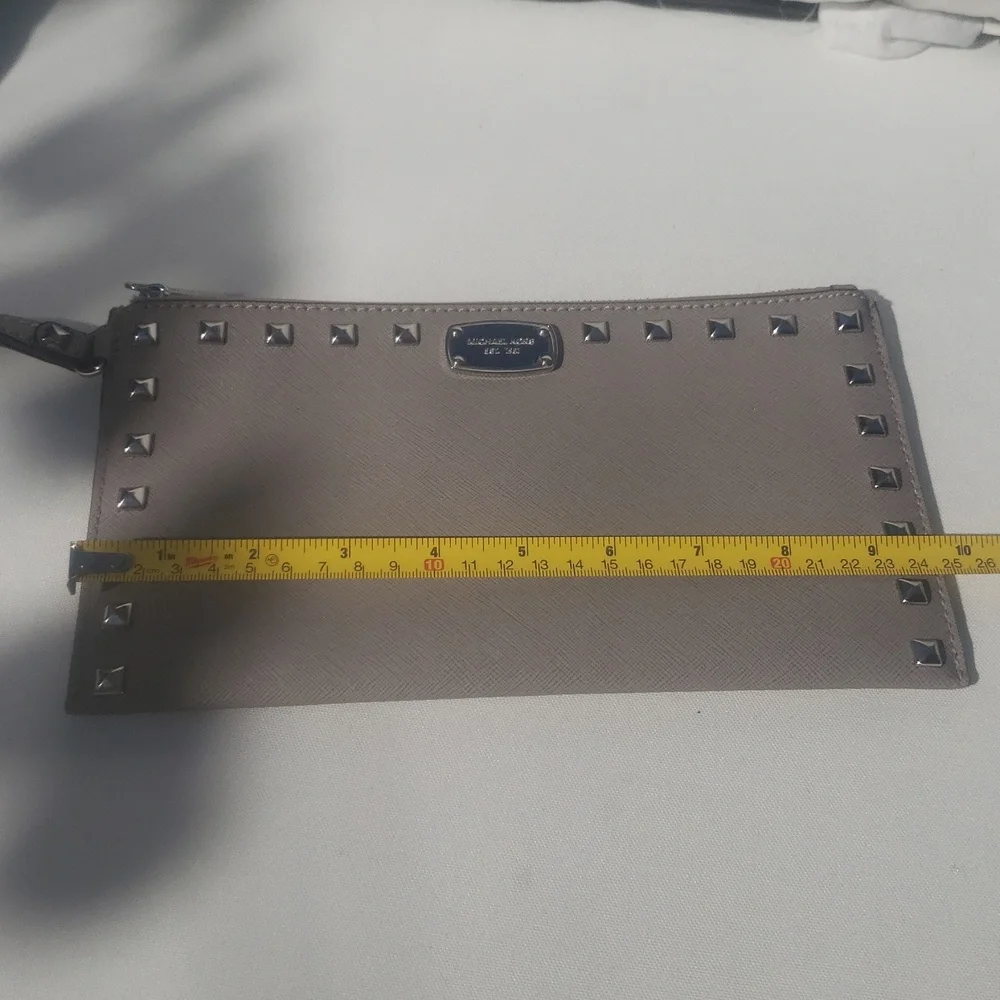 💜Michael Kors Gray Studded Wristlet